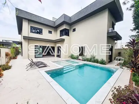 Casa moderna com piscina e área externa