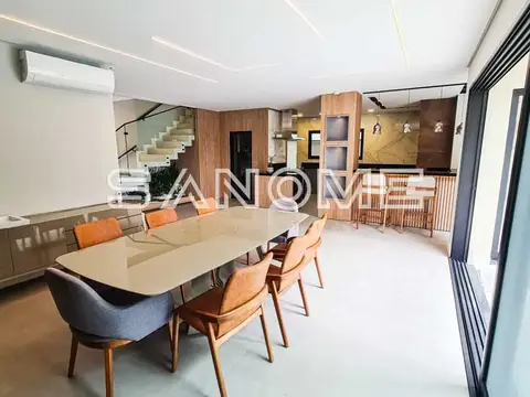 Sala de reuniões com mesa comprida e cadeiras