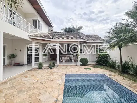 Casa com área externa e piscina