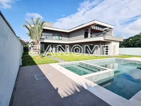 Casa moderna com piscina e área externa