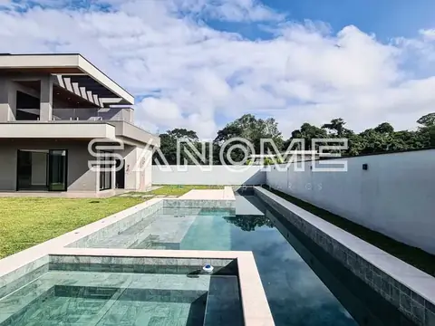Casa moderna com piscina e área externa
