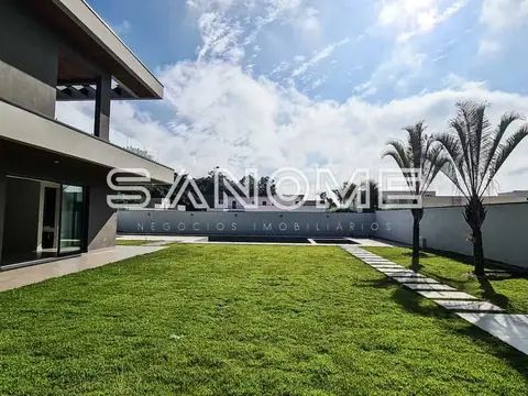 Fachada com jardim e palmeiras