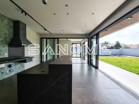 Cozinha integrada com bancada e vista para área externa