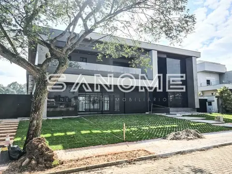 Casa moderna com fachada cinza e terreno arborizado