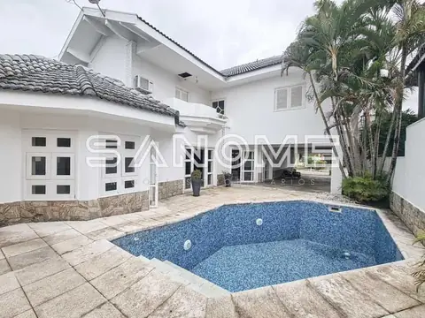 Casa com piscina e garagem dupla