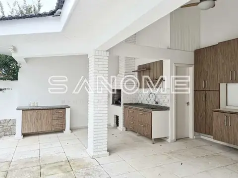 Cozinha com bancada e armários em madeira