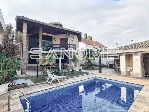 Área externa com piscina e construções