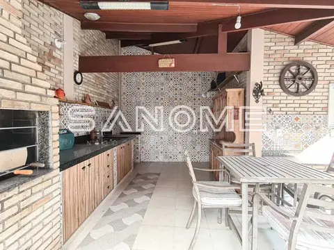 Cozinha integrada com churrasqueira e área de refeições