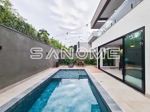 Área externa com piscina e parede de vegetação