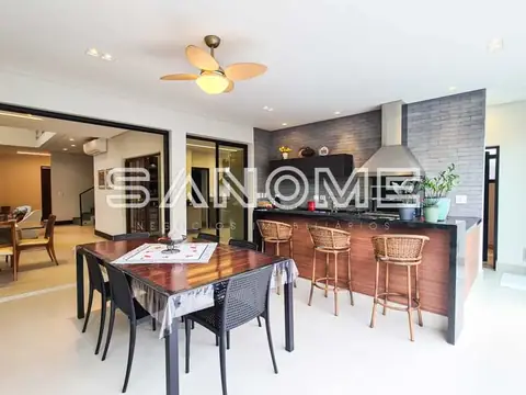 Sala de estar e cozinha integradas com bancada de madeira