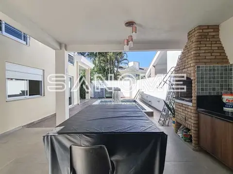 Área coberta com churrasqueira e piso cinzento