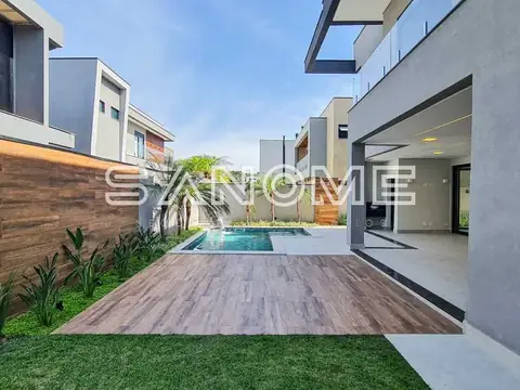 Área externa com piscina e varanda integrada