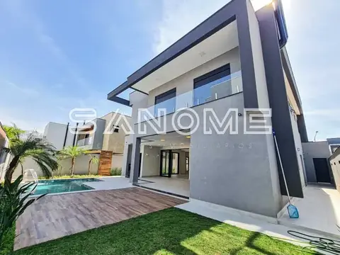 Casa moderna com piscina e área externa