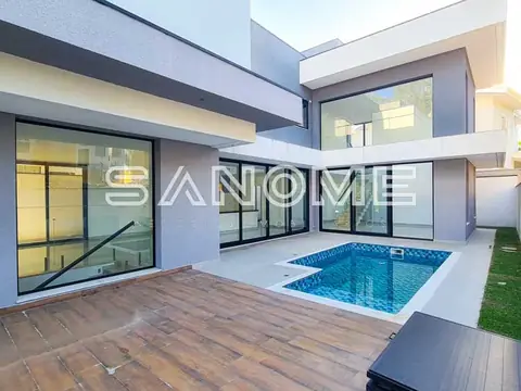 Área externa com piscina e deck de madeira