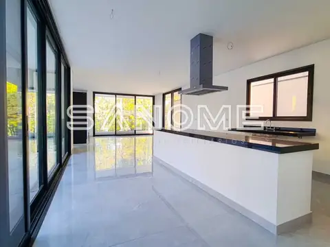 Cozinha moderna com bancada e cooktop