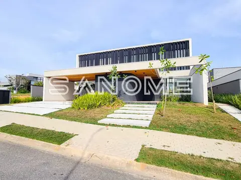 Fachada de casa moderna com garagem integrada