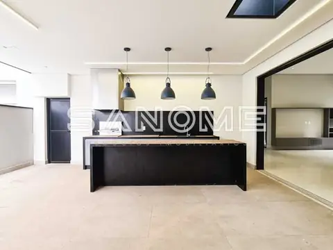 Recepção com balcão preto e pendentes metálicos