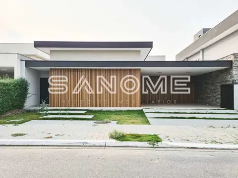 Fachada de casa moderna com painel de madeira