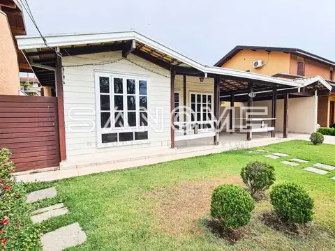 Casa com fachada branca e área externa gramada