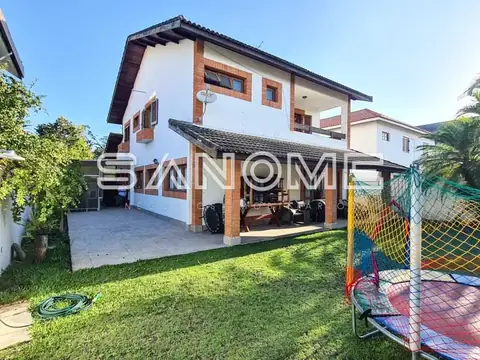 Casa com garagem, área externa e gramado