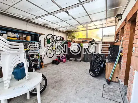 Garagem com bicicletas, equipamentos e prateleiras organizadas