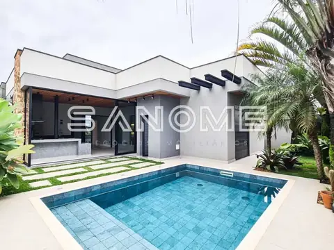 Casa moderna com piscina e área externa