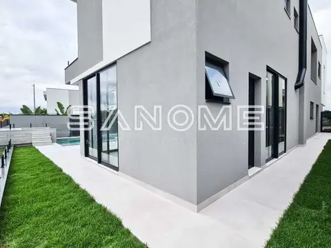 Fachada de casa moderna com área externa gramada