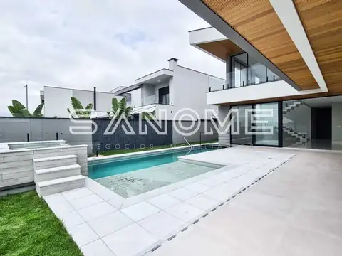 Área externa com piscina e deck de madeira