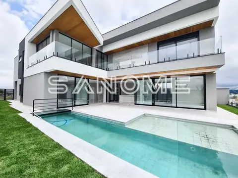 Casa moderna com piscina e área externa