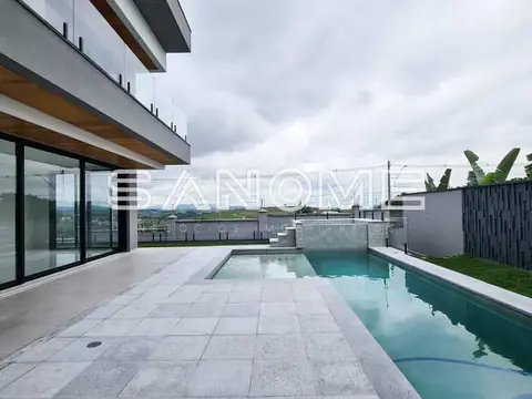 Terraço com piscina e vista para a cidade