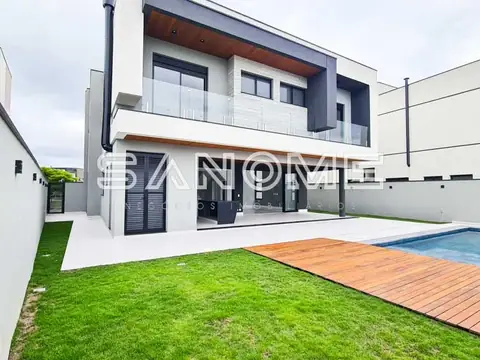 Casa moderna com área externa e piscina