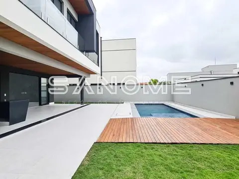 Área externa com piscina e gramado