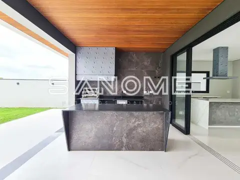 Área externa com bancada em concreto e vista para pátio