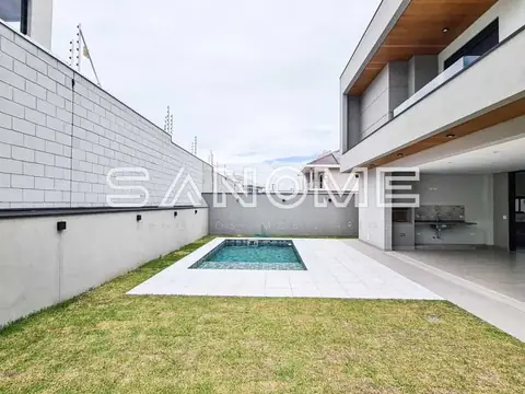Área externa com piscina e gramado