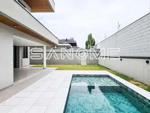 Área externa com piscina e gramado