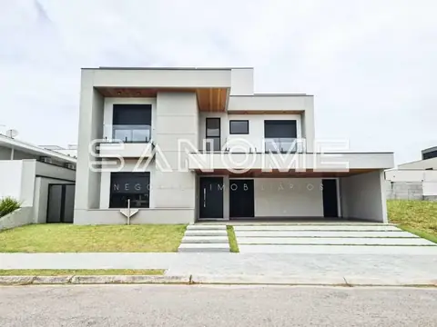 Fachada de casa moderna com garagem e área frontal