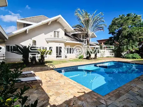 Área externa com piscina e espreguiçadeiras