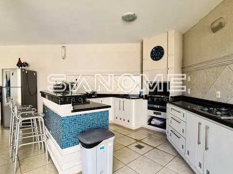 Cozinha planejada com bancada azulejos azuis