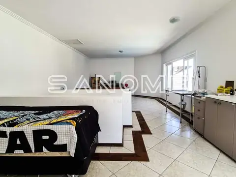 Cozinha e área de serviço integradas com piso cerâmico