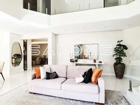 Sala de estar com sofá rosa e decoração moderna