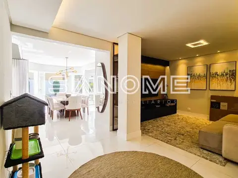 Sala de estar com porta para varanda e decoração em tons quentes