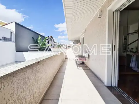 Varanda lateral com porta de vidro e vista para condomínio