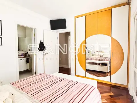 Quarto com cama de casal e guarda-roupa espelhado