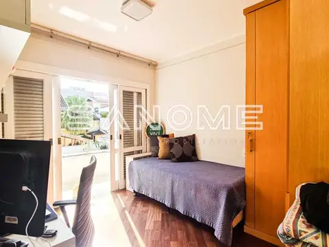 Quarto com cama, guarda-roupa e acesso à varanda