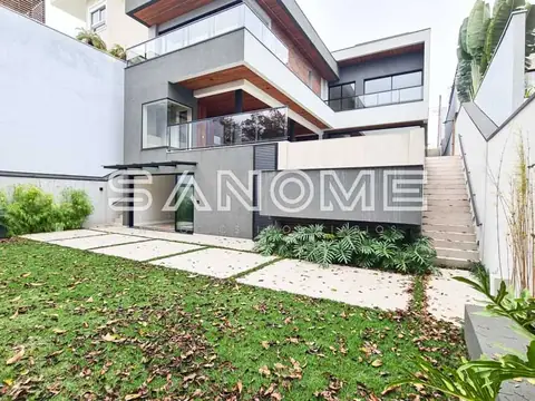 Casa moderna com jardim e acesso por escada