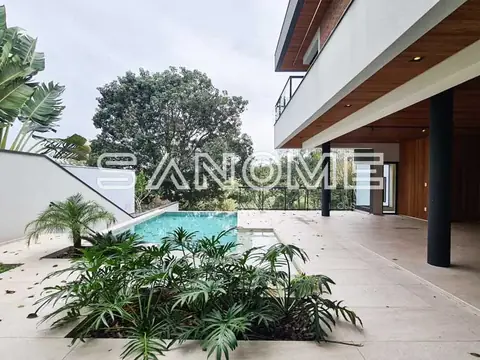 Área externa com piscina e vegetação