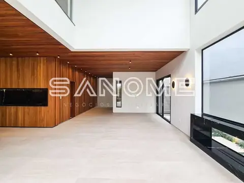 Sala ampla com piso claro e painel de madeira
