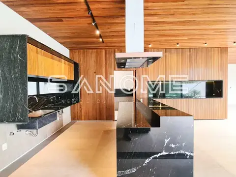 Cozinha moderna com bancada de mármore e painéis de madeira