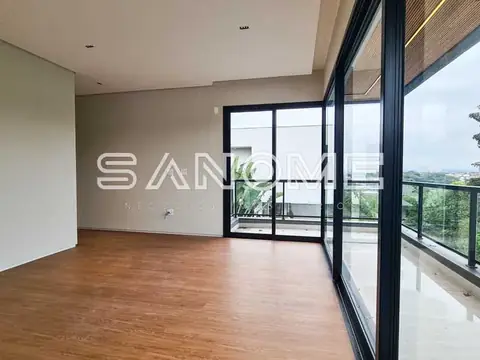 Sala com piso de madeira e varanda com vista panorâmica
