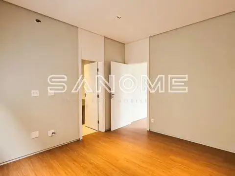 Quarto com armário embutido e piso de madeira